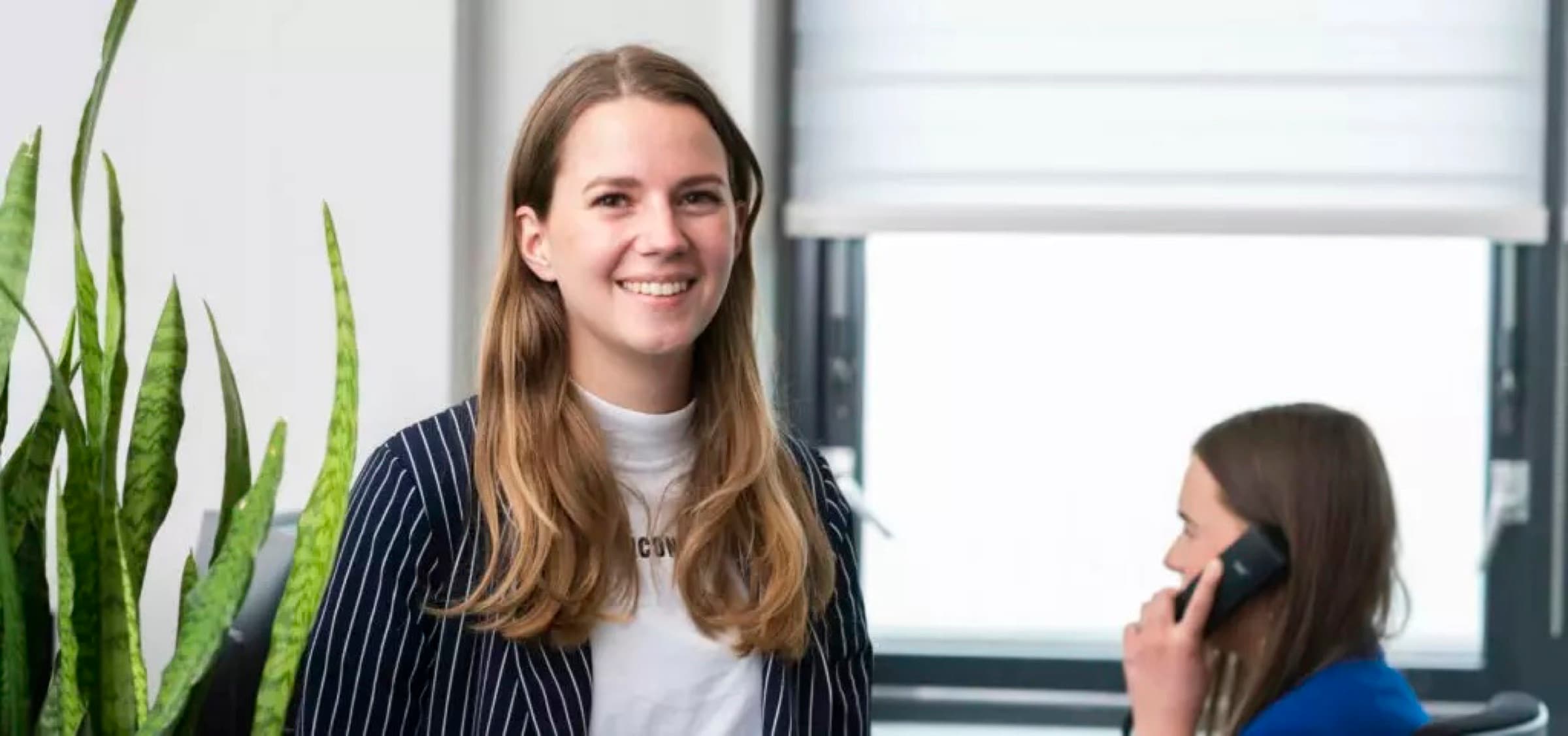 Eva aan het werk op kantoor bij Isolatiespecialist.nl