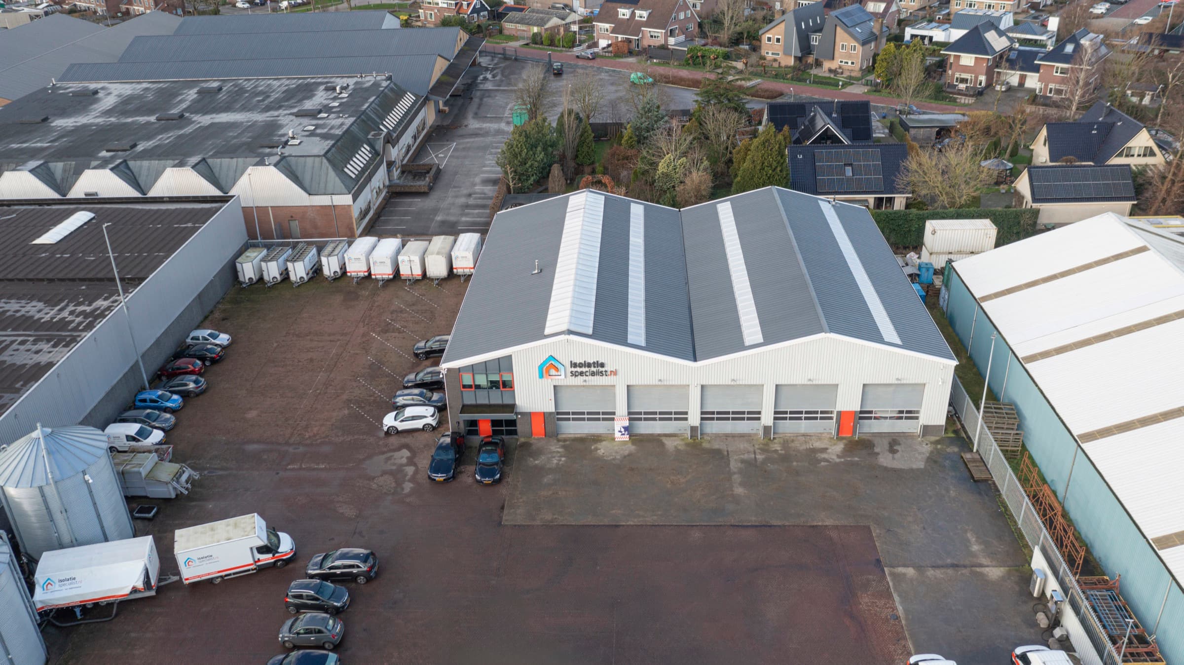 Luchtfoto van het pand van Isolatiespecialist.nl in Moerkapelle